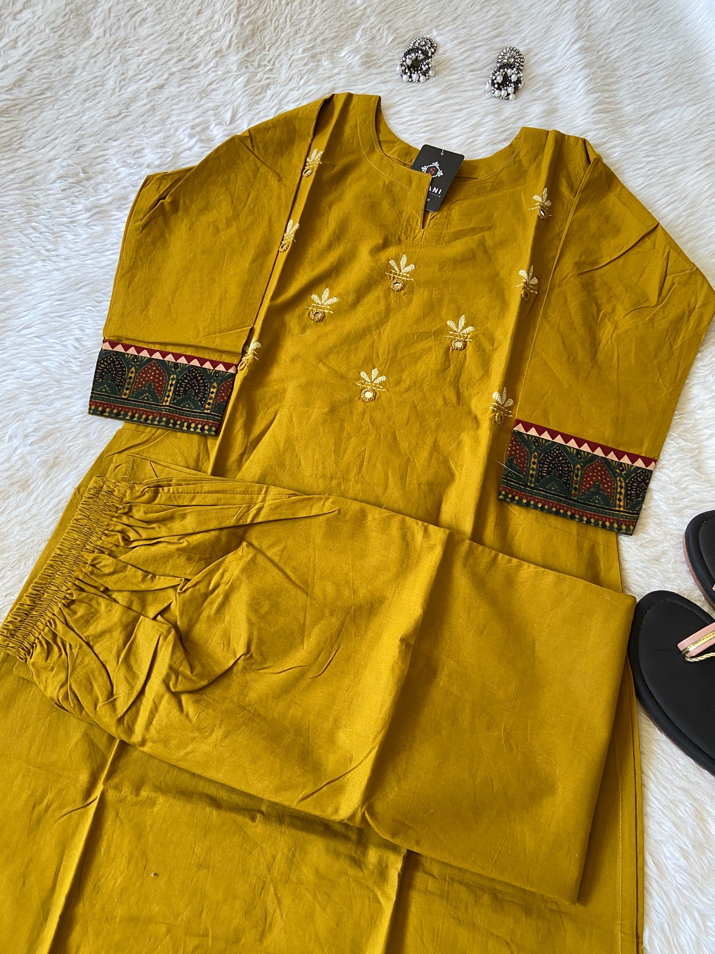Cotton Mirror Work Straight Kurti With Palazzo. (Gamthi Pair). Cotton Staright Kurti Sets For Women.