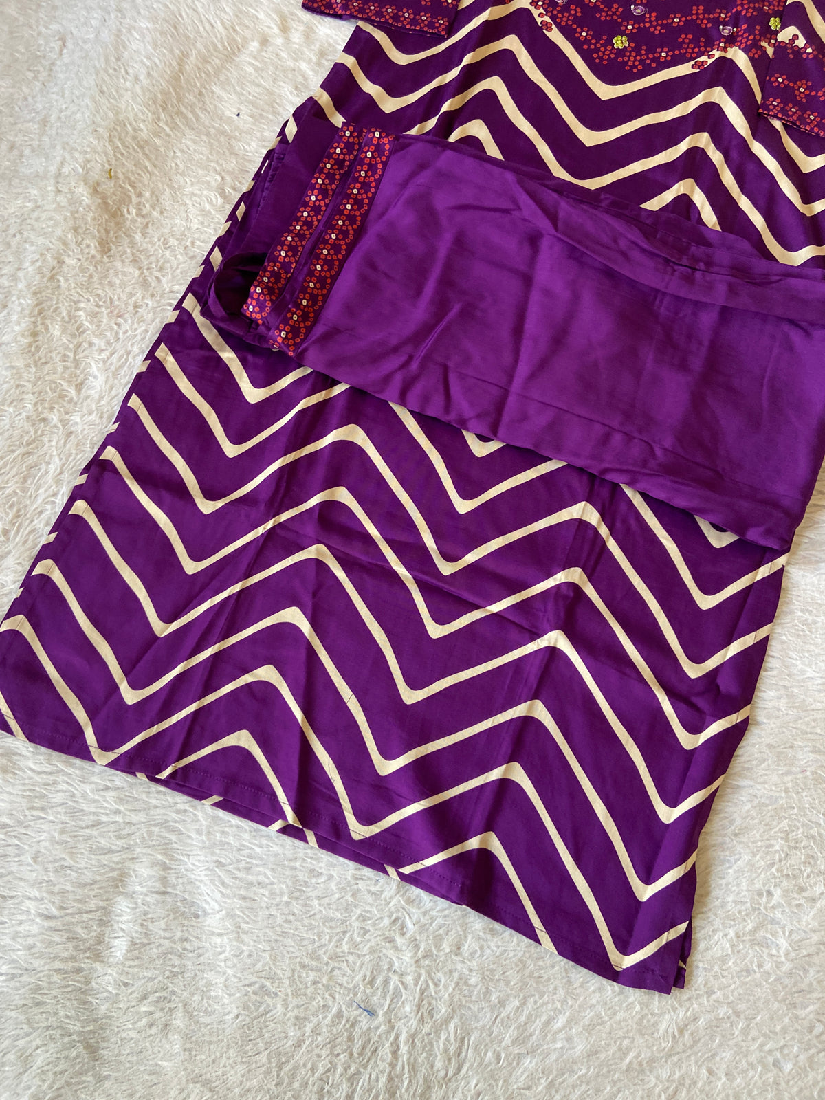 Bandhani (Bandhej) Zig Zag Print Gaji Satin Straight Cut Kurti With Palazzo. Silk Kurti Sets For Women Online India. Shop the Latest Festive Summer Collection at Shivani Designer Kurti.