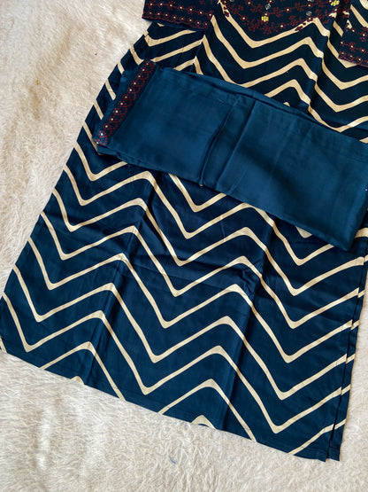 Bandhani (Bandhej) Zig Zag Print Gaji Satin Straight Cut Kurti With Palazzo. Silk Kurti Sets For Women Online India. Shop the Latest Festive Summer Collection at Shivani Designer Kurti.