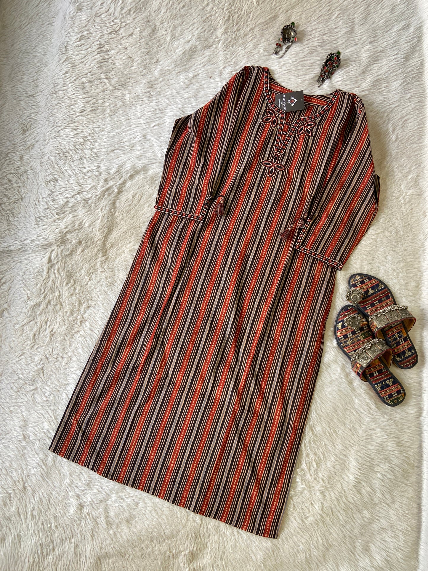 Straight Cotton Kurti. Cotton Kurtis For Women Online India. Shop the Latest Festive Summer Collection at Shivani Designer Kurti.