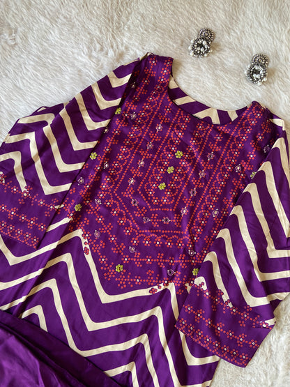 Bandhani (Bandhej) Zig Zag Print Gaji Satin Straight Cut Kurti With Palazzo. Silk Kurti Sets For Women Online India. Shop the Latest Festive Summer Collection at Shivani Designer Kurti.