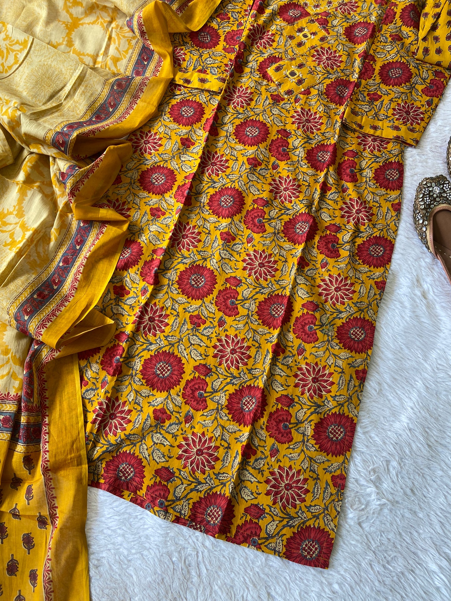 Jaipuri Print Cotton Straight Cut Kurti With Pant And Dupatta. Cotton Suit Sets For Women Online India. Shop the Latest Festive Summer Collection at Shivani Designer Kurti.