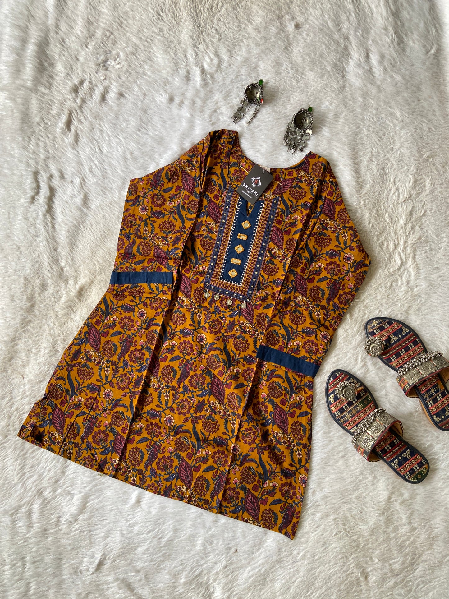 Cotton Short Top (Gamthi Short Top). Cotton Short Top For Women online India. Shop the Latest Festive Summer Collection at Shivani Designer Kurti.