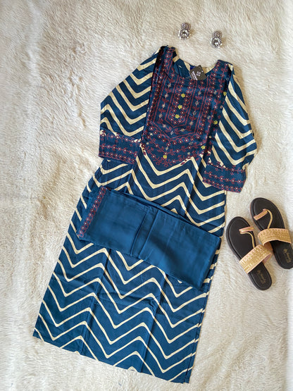 Bandhani (Bandhej) Zig Zag Print Gaji Satin Straight Cut Kurti With Palazzo. Silk Kurti Sets For Women Online India. Shop the Latest Festive Summer Collection at Shivani Designer Kurti.