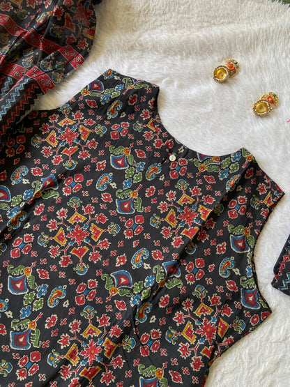 Jaipuri Cotton Sleeveless Straight Kurti, Palazzo And Dupatta. Cotton Suits Sets For Women Online India. Shop the Latest Festive Summer Collection at Shivani Designer Kurti.