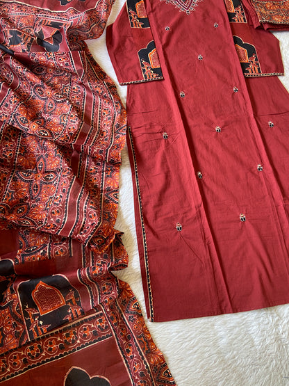 Sleeve Patch Work Cotton Straight Kurti, Pant And Dupatta. Cotton Suit Sets For Women Online India. Shop the Latest Festive Summer Collection at Shivani Designer Kurti.