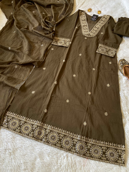 Cotton Aline Low-Cut Kurti, Pant And Dupatta, Also With Beautiful Work In Neck And Sleeve. Cotton Aline Suit Sets For Women.