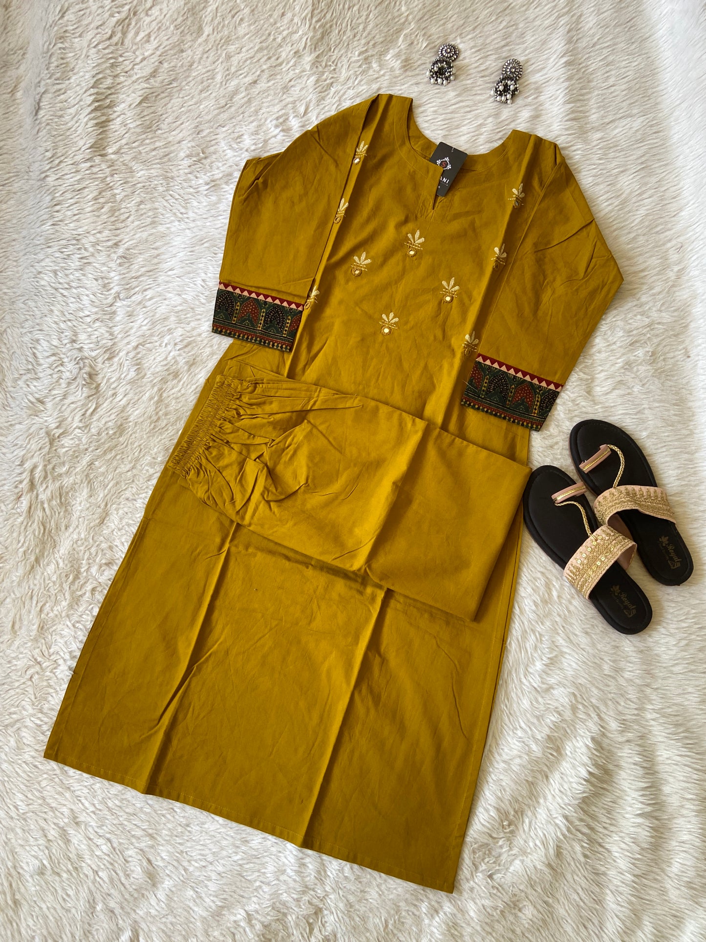 Cotton Mirror Work Straight Kurti With Palazzo. (Gamthi Pair). Cotton Staright Kurti Sets For Women.