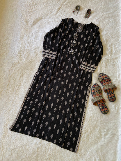 Round Neck Style Jaipuri Print Rayon Straight Kurti. Rayon Straight Kurtis For Women.