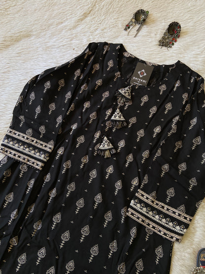 Round Neck Style Jaipuri Print Rayon Straight Kurti. Rayon Straight Kurtis For Women.