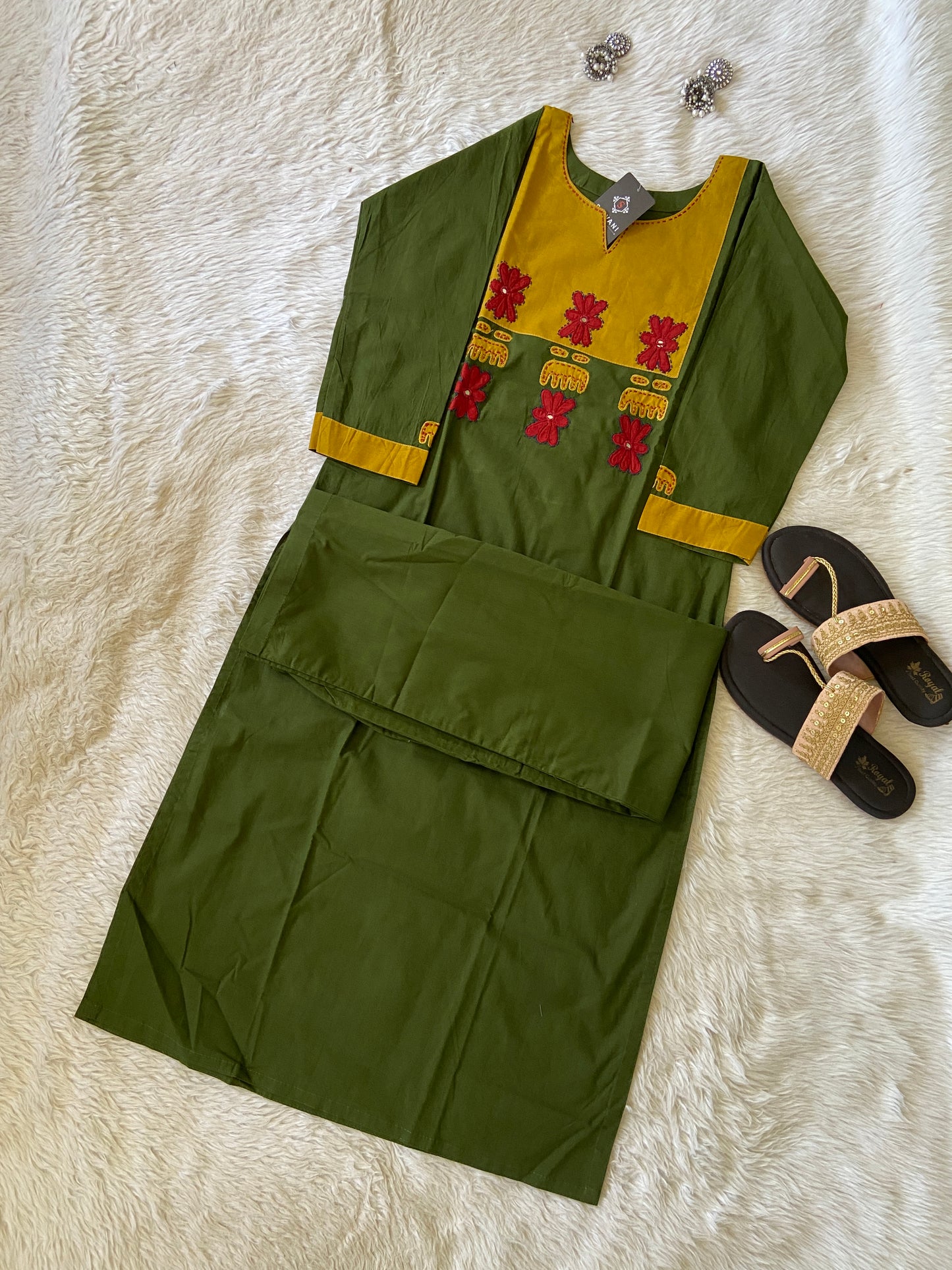 Straight Aplic Work Kurti With Palazzo (Gamthi Pair). Cotton Striaght Kurti Sets For Women.