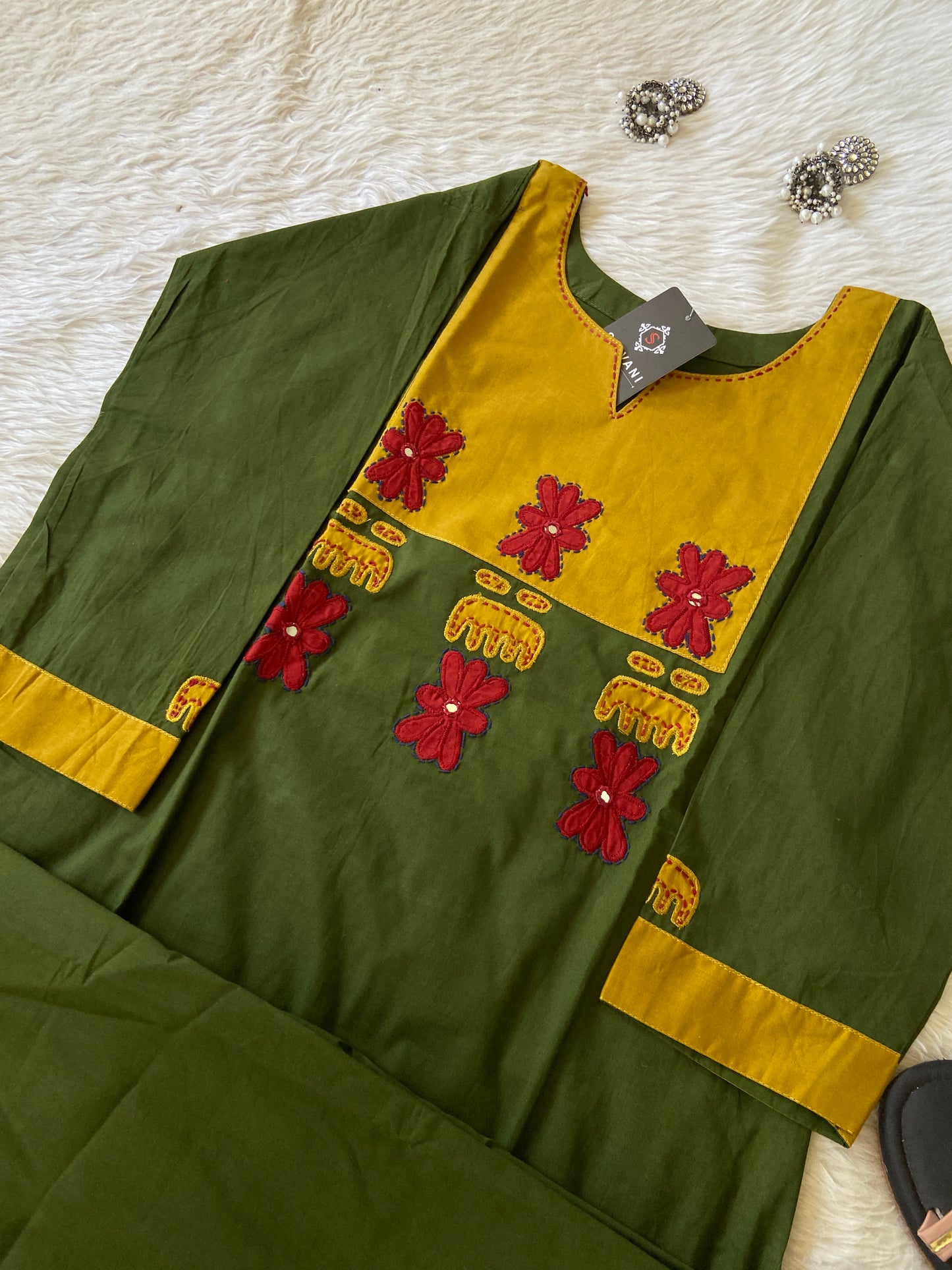Straight Aplic Work Kurti With Palazzo (Gamthi Pair). Cotton Striaght Kurti Sets For Women.