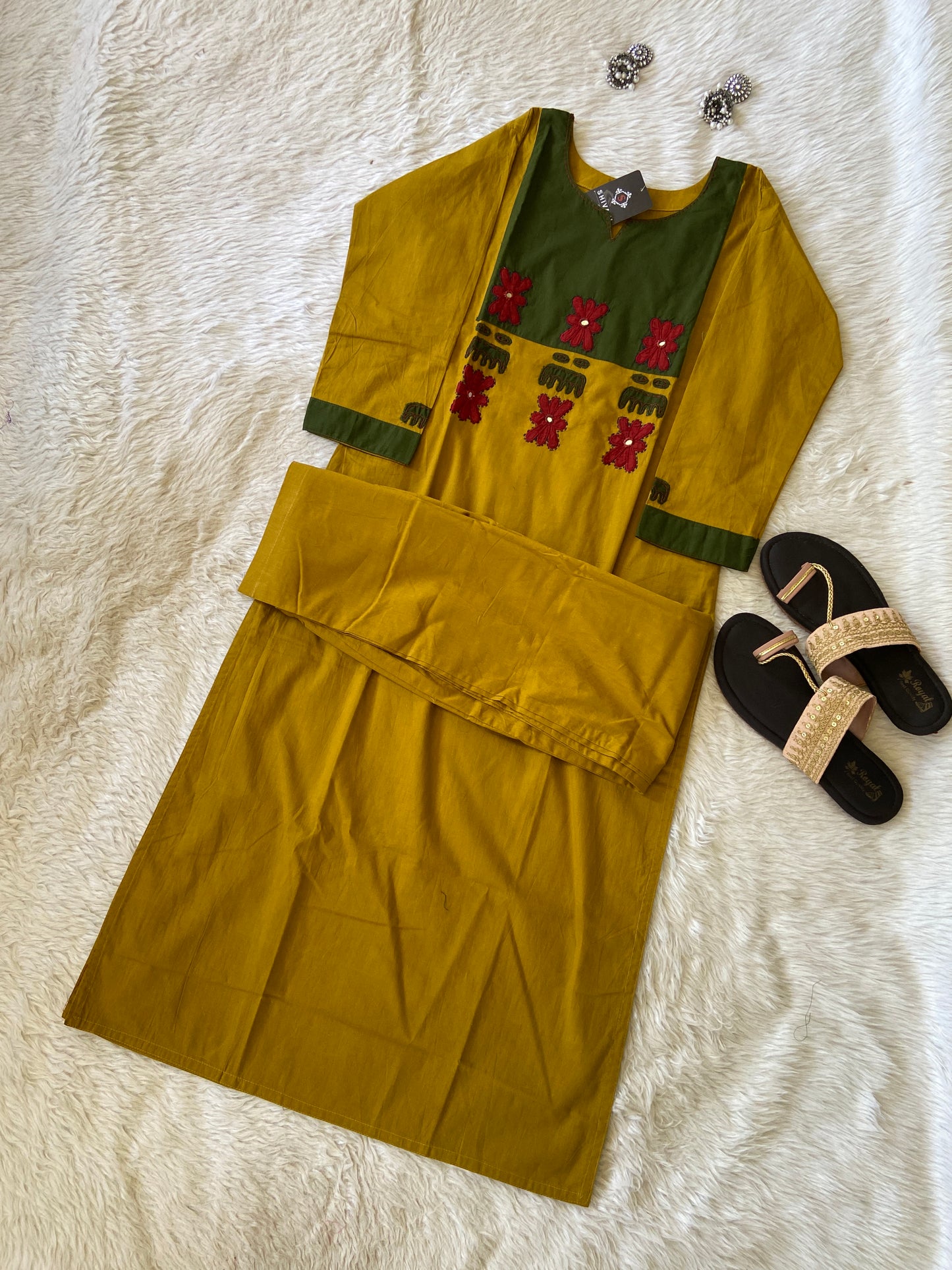 Straight Aplic Work Kurti With Palazzo (Gamthi Pair). Cotton Striaght Kurti Sets For Women.