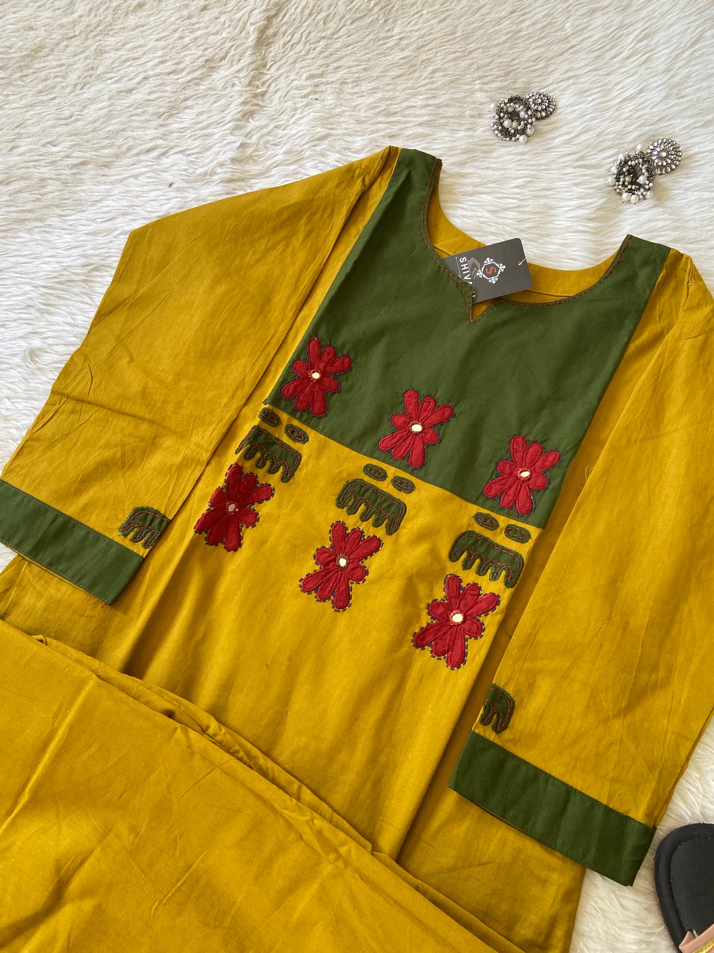Straight Aplic Work Kurti With Palazzo (Gamthi Pair). Cotton Striaght Kurti Sets For Women.